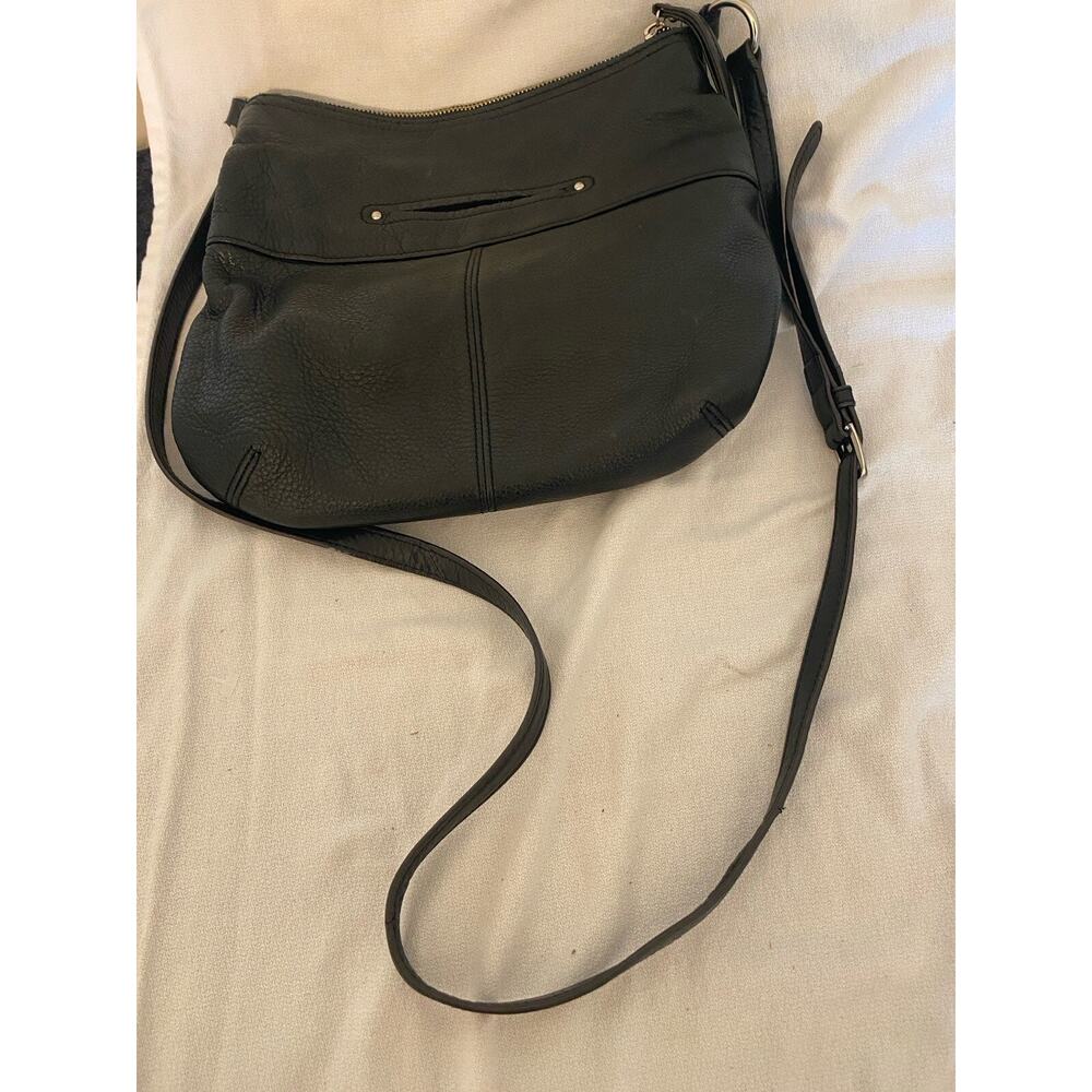 B Makowsky Black Leather Adjustable Crossbody Strap Purse Pockets Zipper Snap